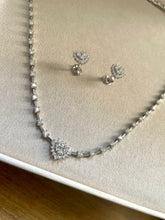 Carregar imagem no visualizador da galeria, Colar fio faca com coração moissanite

