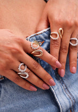 Carregar imagem no visualizador da galeria, Anel gotas polida/cravejada Carla
