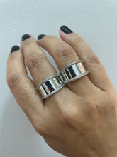 Carregar imagem no visualizador da galeria, Anel polido detalhes zirconias
