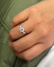 Carregar imagem no visualizador da galeria, Anel três pedras moissanite
