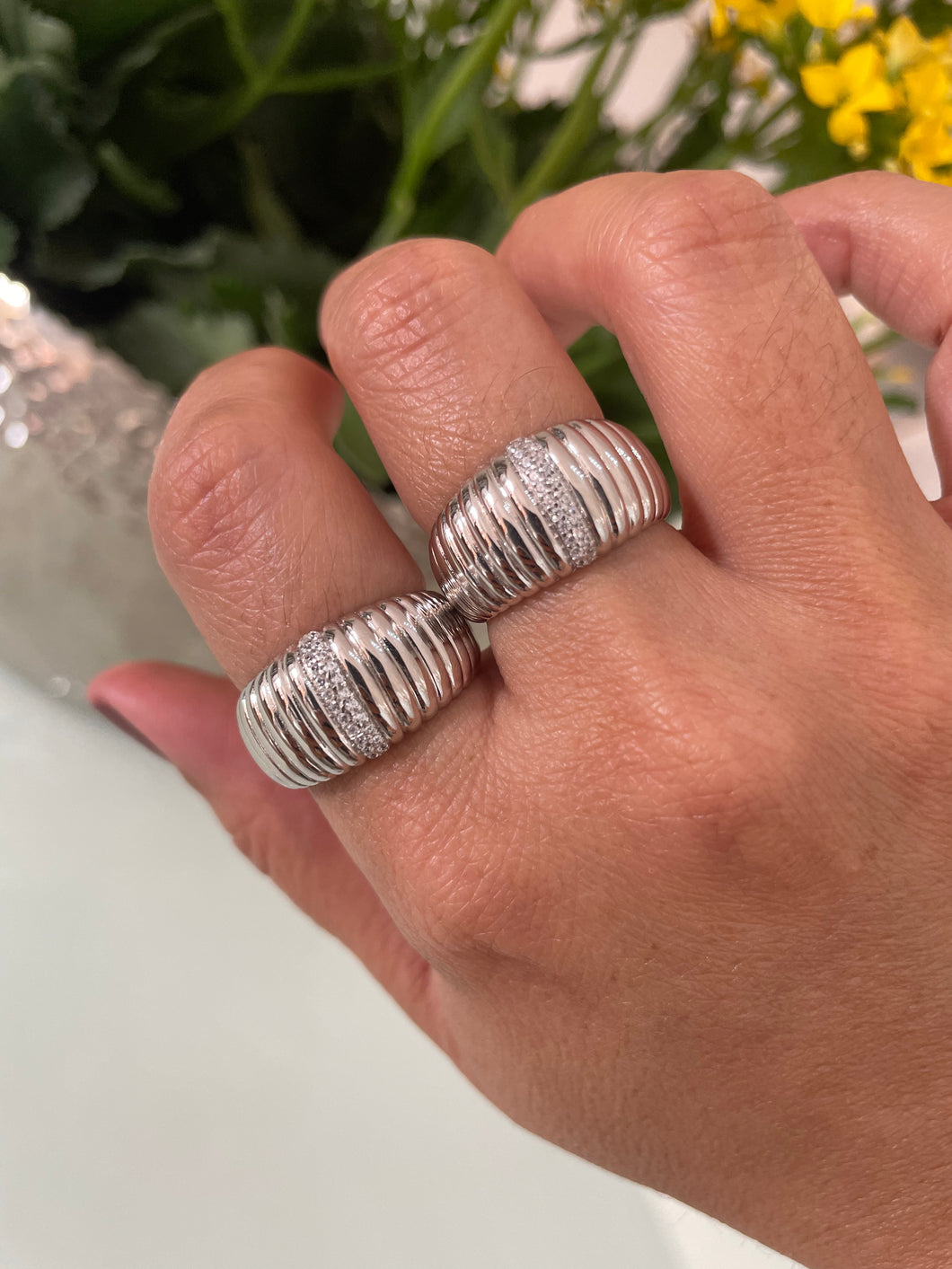 Anel frisado com 1 fileira zirconias