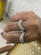 Carregar imagem no visualizador da galeria, Anel onda cravejado
