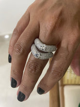 Carregar imagem no visualizador da galeria, Anel onda cravejado
