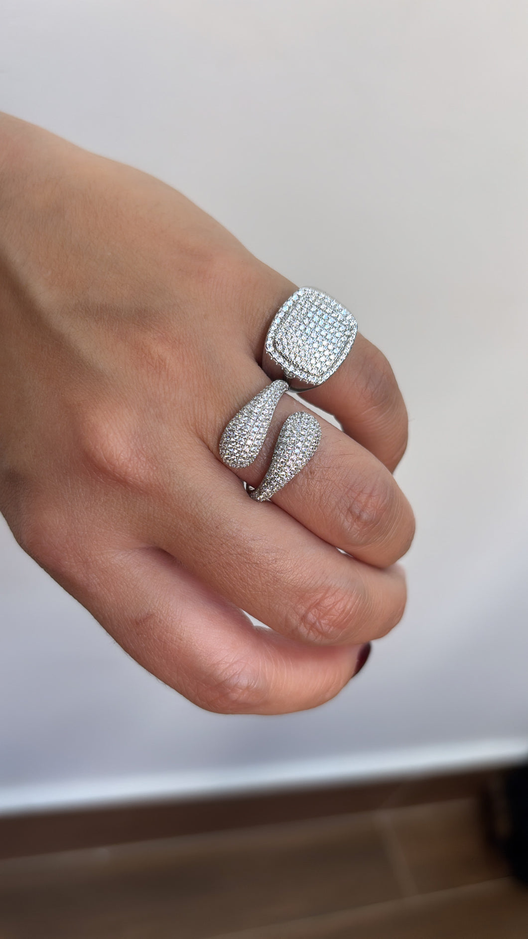 Anel aberto gotas cravejadas