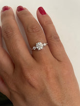 Carregar imagem no visualizador da galeria, Anel três pedras moissanite
