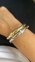 Carregar imagem no visualizador da galeria, Bracelete polido com detalhes zircônias
