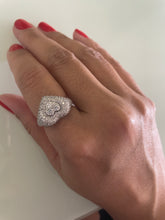 Carregar imagem no visualizador da galeria, Anel coração com coração
