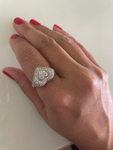 Carregar imagem no visualizador da galeria, Anel coração com coração
