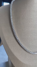 Carregar e reproduzir vídeo no visualizador da galeria, Colar riviera 4 garras 3mm em moissanite
