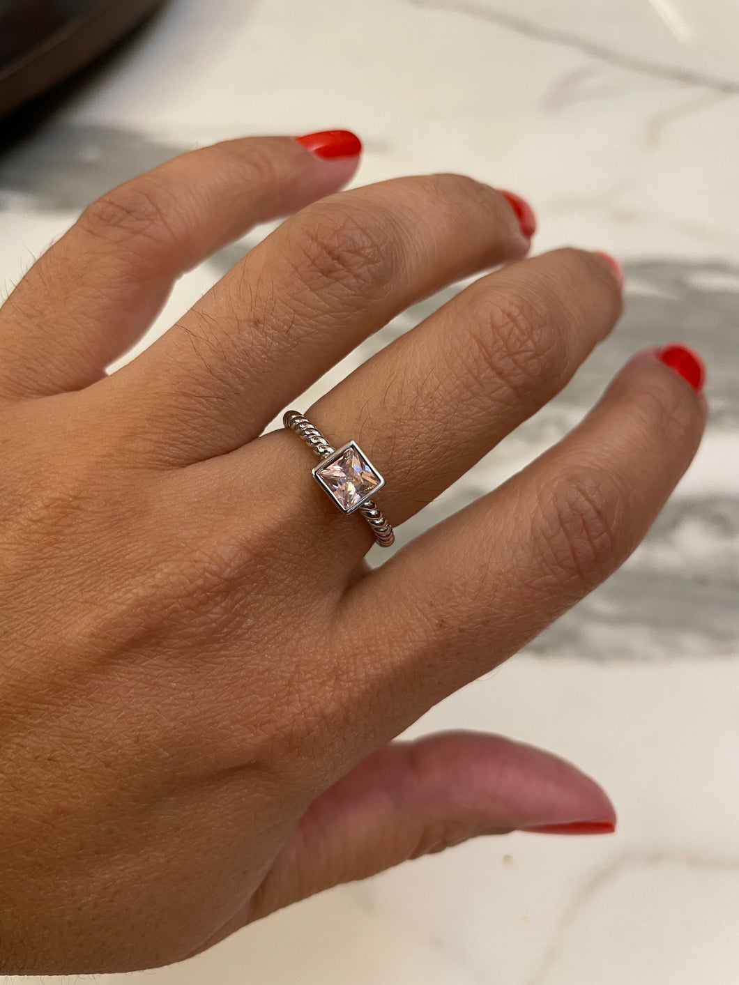 Anel aro torcido quadrado