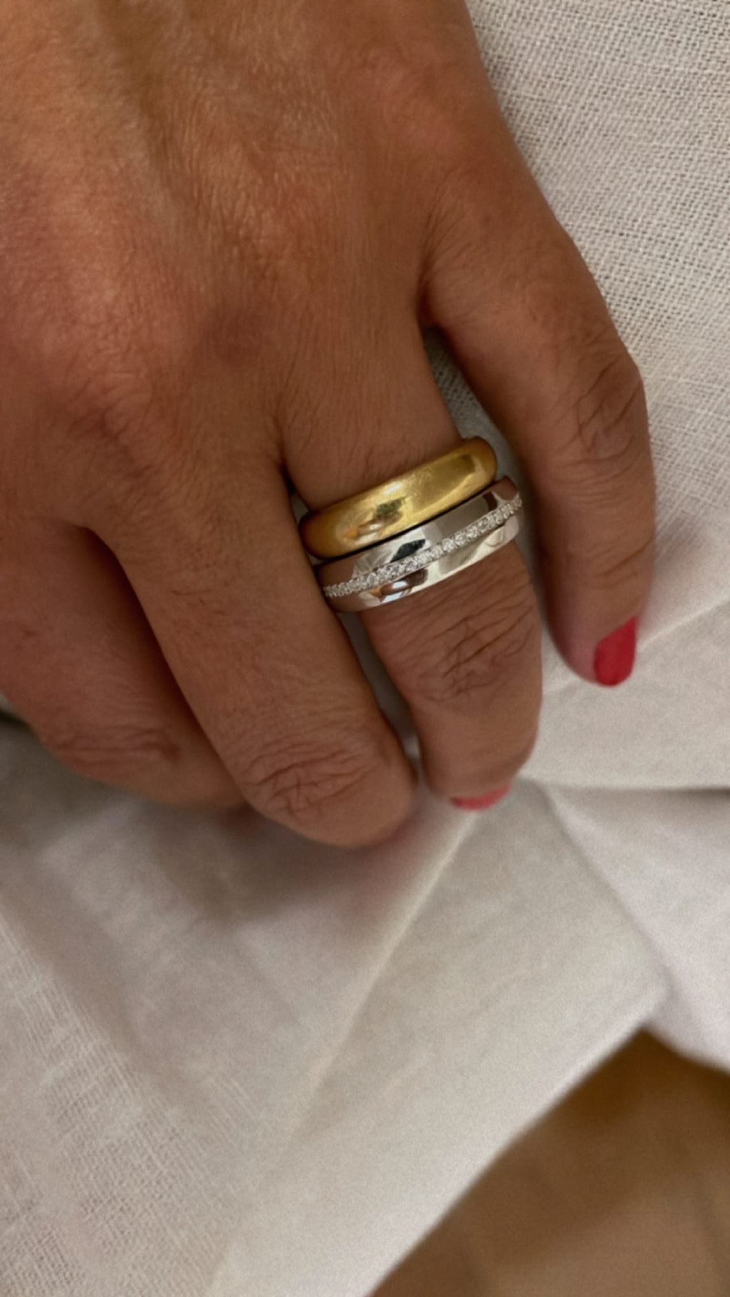 Anel aparador com uma fileira zirconias