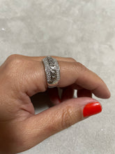 Carregar imagem no visualizador da galeria, Anel detalhe corrente c zirconias
