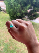 Carregar imagem no visualizador da galeria, Anel oval com zirconias em volta
