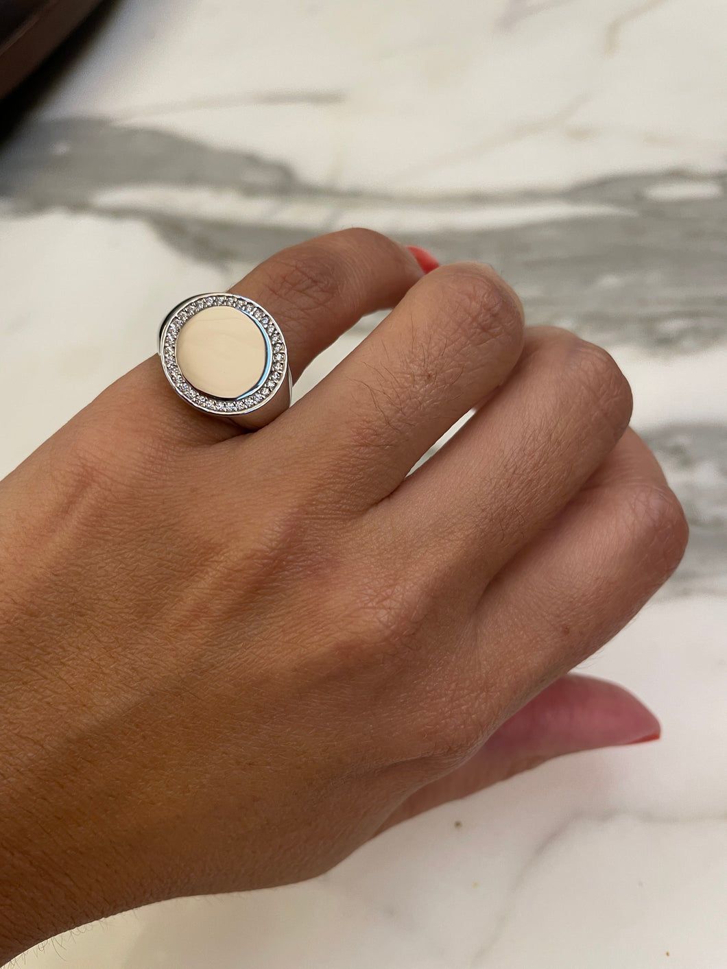 Anel liso com zirconias