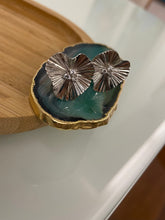 Carregar imagem no visualizador da galeria, Brinco flor frizz

