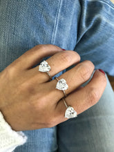 Carregar imagem no visualizador da galeria, Anel solitário coração
