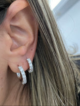 Carregar imagem no visualizador da galeria, Argola 1 fil zirconias
