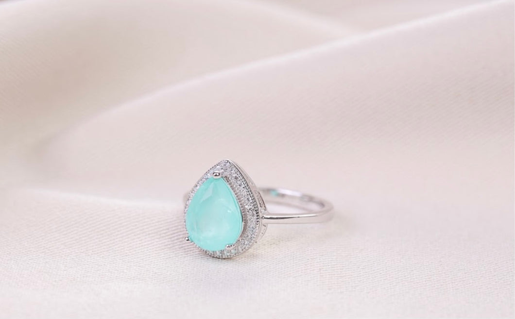 Anel gota com zirconias em volta