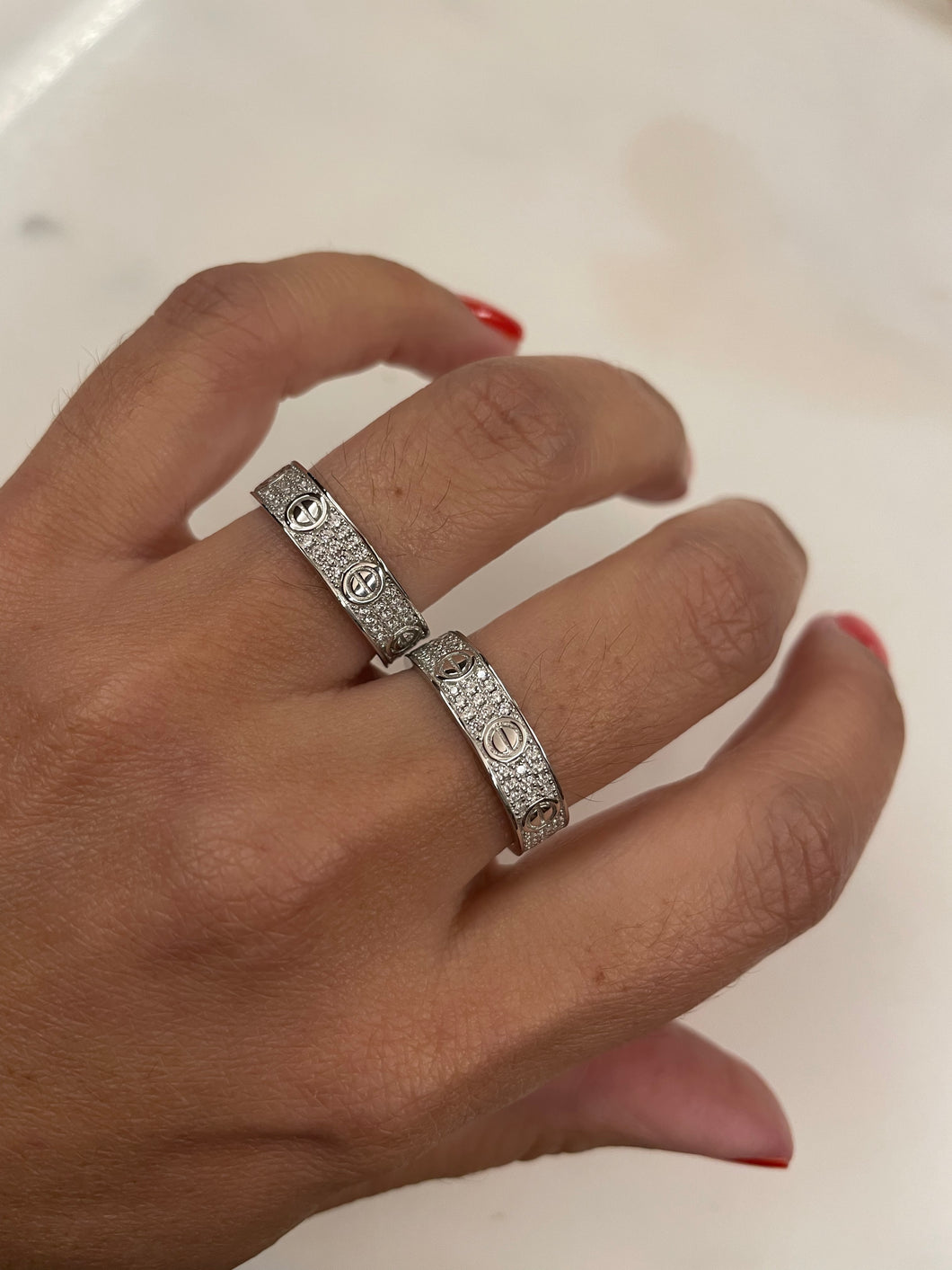 Anel cravejado parafuso