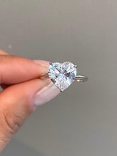 Carregar imagem no visualizador da galeria, Anel solitário coração 10mm
