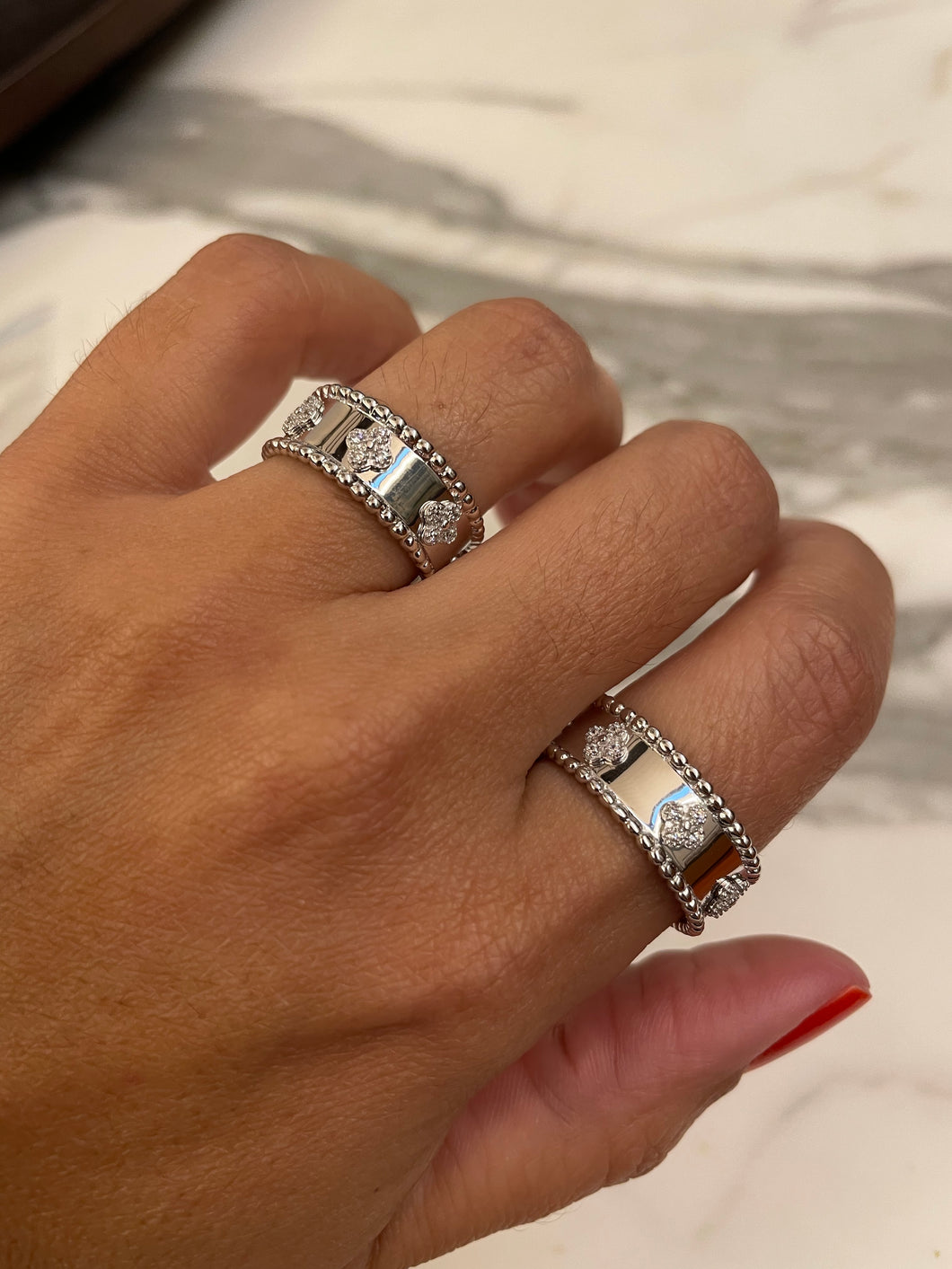 Anel liso detalhes flores