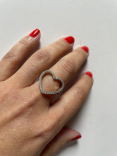 Carregar imagem no visualizador da galeria, Anel coração vasado zirconias
