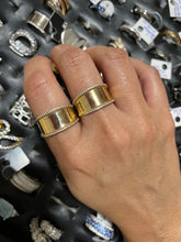 Carregar imagem no visualizador da galeria, Anel polido detalhes zirconias
