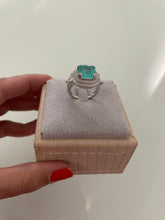 Carregar imagem no visualizador da galeria, Anel Julis esmeralda colombiana
