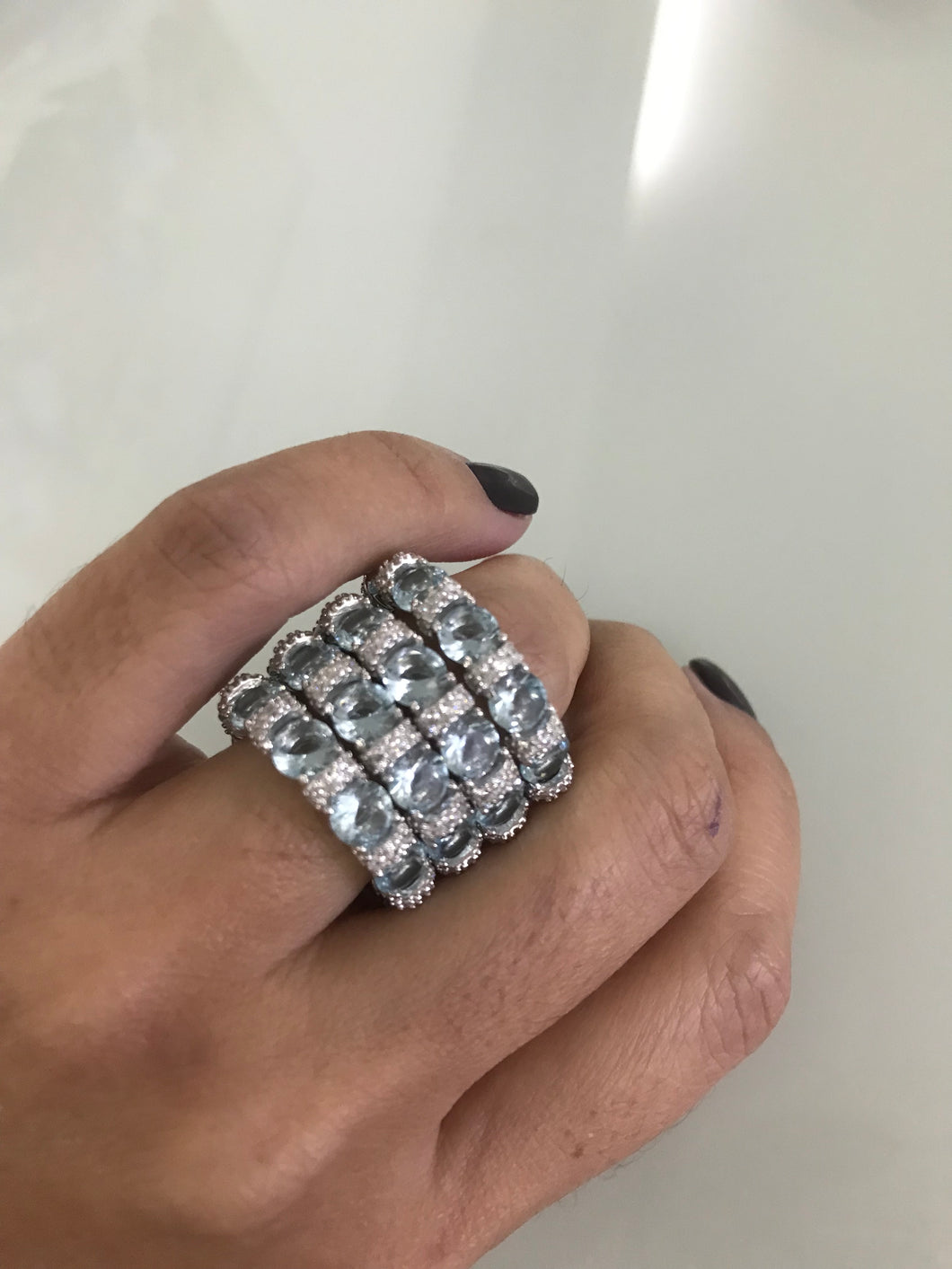 Anel aparador inteiro com zirconias intercaladas