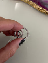 Carregar imagem no visualizador da galeria, Argola 1 fil zirconias
