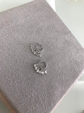 Carregar imagem no visualizador da galeria, Argola pingentes zirconias petit
