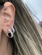 Carregar imagem no visualizador da galeria, Argola 1 fil zirconias
