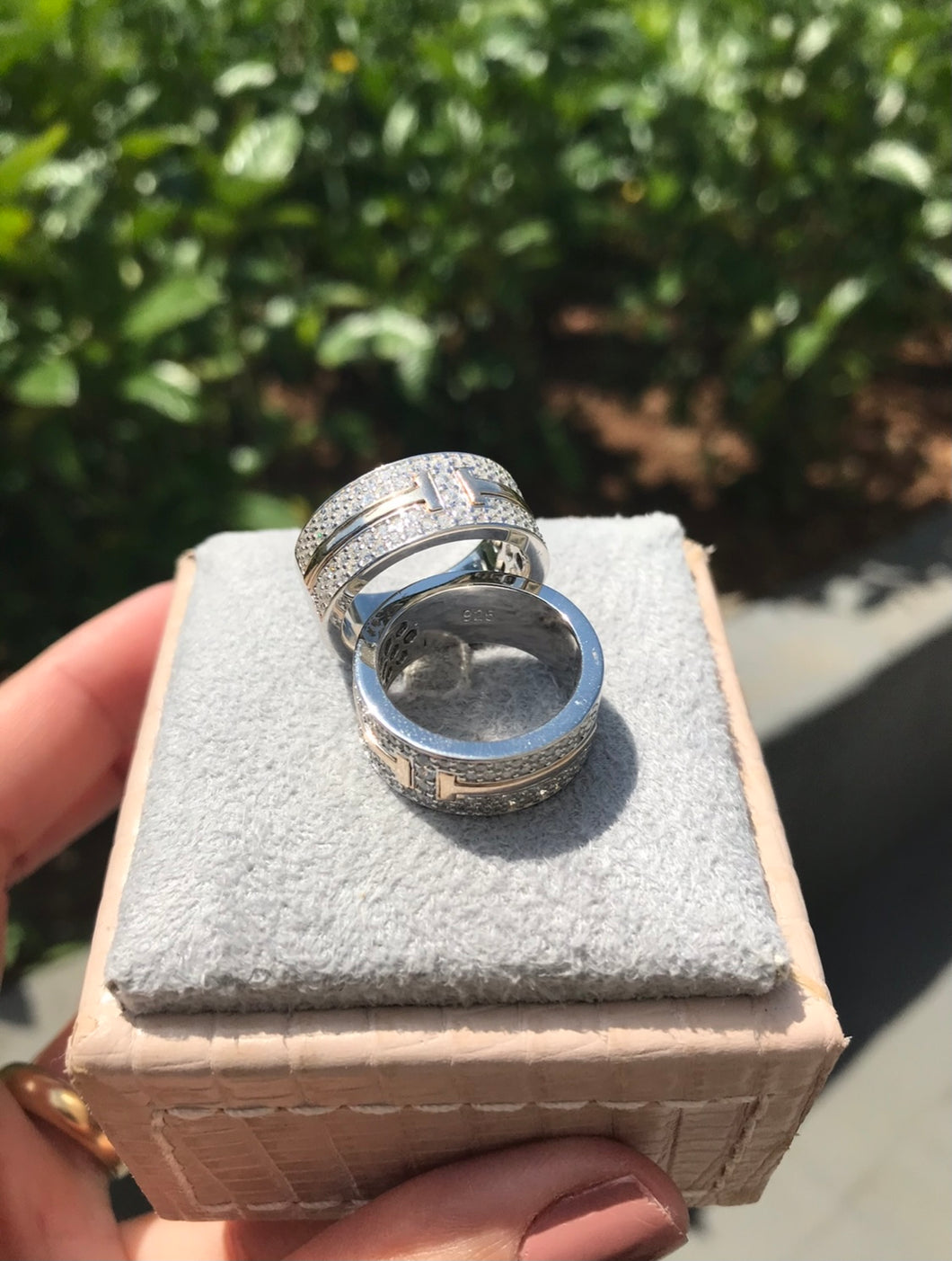 Anel com zirconias e fileira polida