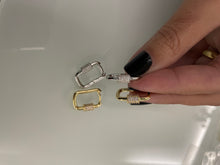 Carregar imagem no visualizador da galeria, Argola retangular detalhes zirconias
