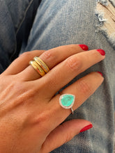 Carregar imagem no visualizador da galeria, Anel gota com zirconias em volta
