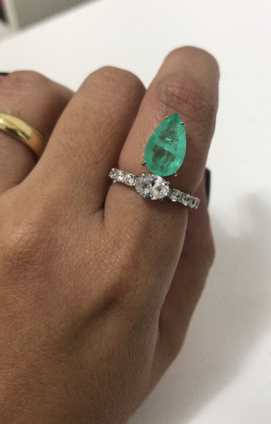 Anel gota colombiana superior