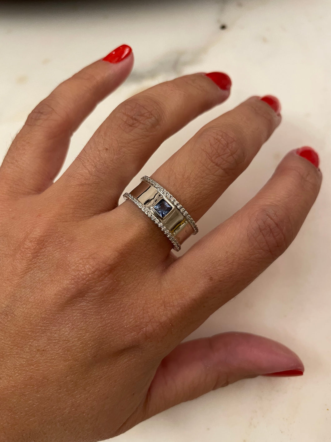 Anel inteiro polido com 1 zirconia blue