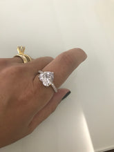 Carregar imagem no visualizador da galeria, Anel coração aro cravejado
