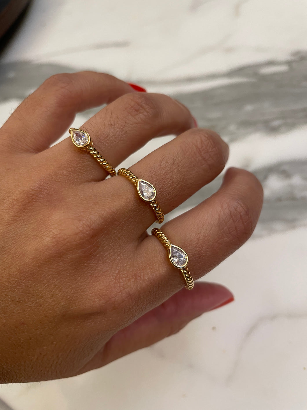 Anel aro torcido e gota