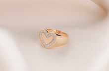 Carregar imagem no visualizador da galeria, Anel coração zirconias brancas
