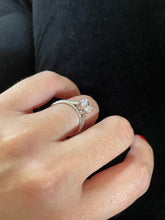 Carregar imagem no visualizador da galeria, Anel solitário zirconias 0,8mm
