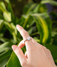 Carregar imagem no visualizador da galeria, Anel solitário coração moissanite

