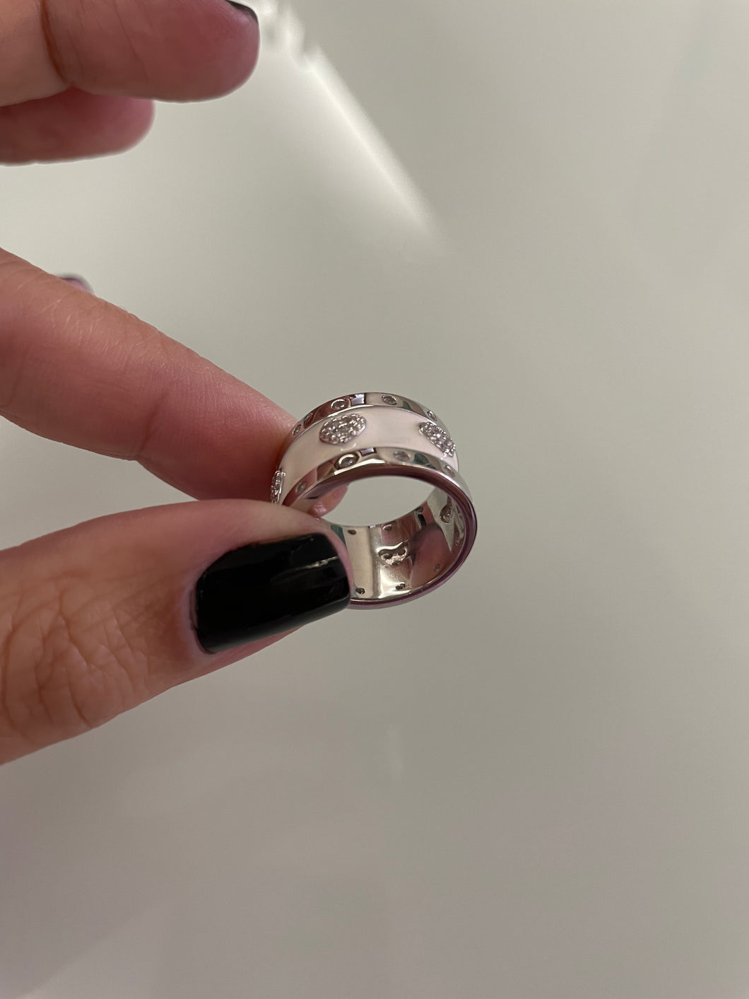 Anel esmaltado com detalhes de corações