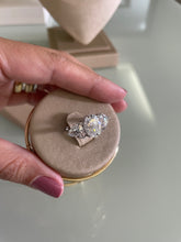Carregar imagem no visualizador da galeria, Anel oval com trillions moissanite
