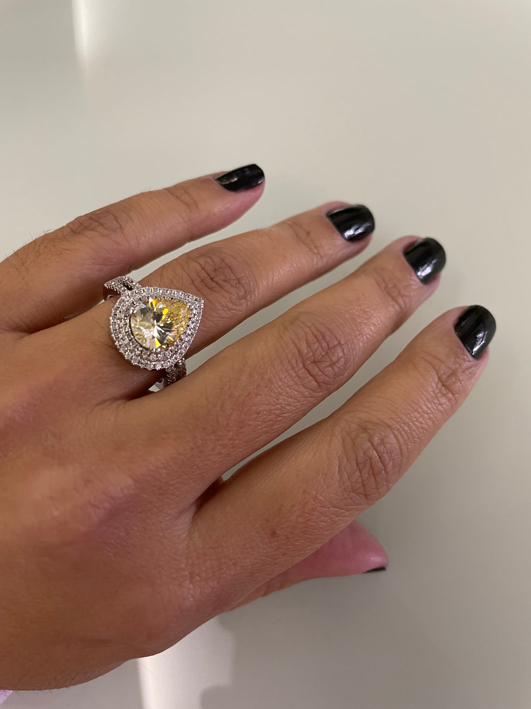 Anel gota yellow com zirconias em volta