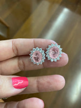 Carregar imagem no visualizador da galeria, Brinco oval c zirconias fusion
