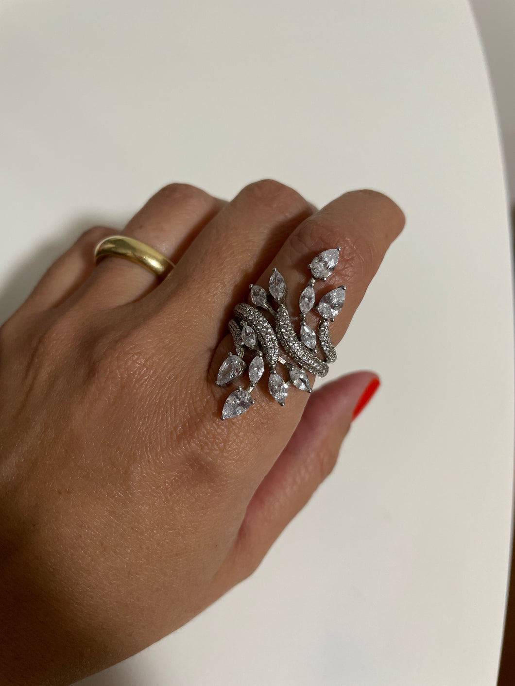 Anel folha zirconias gotas