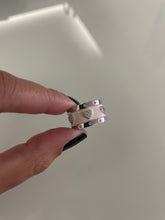 Carregar imagem no visualizador da galeria, Anel esmaltado com detalhes de corações
