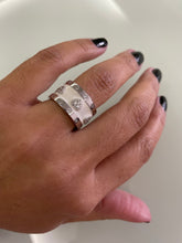 Carregar imagem no visualizador da galeria, Anel esmaltado com detalhes de corações
