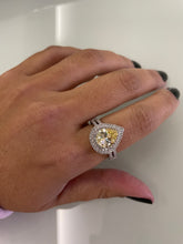 Carregar imagem no visualizador da galeria, Anel gota yellow com zirconias em volta
